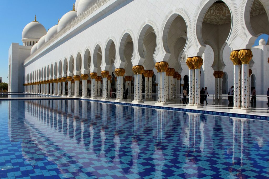 Meczet w Abu Zabi otoczony basenami