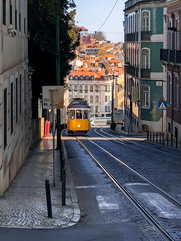 Żółty zabytkowy tramwaj Lizbona